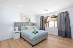 18 Bateman Retreat 4bdr 25bth, Perth